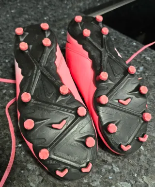 Botas de fútbol Nike rosas.