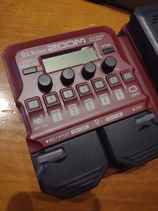 Zoom B1X FOUR Pedal Multiefectos Bajo