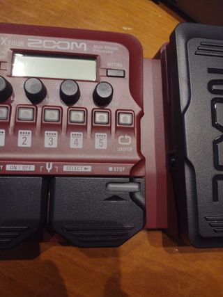 Zoom B1X FOUR Pedal Multiefectos Bajo