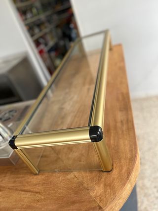 Vitrina expositora dorada para bar