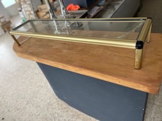 Vitrina expositora dorada para bar