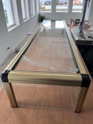 Vitrina expositora dorada para bar