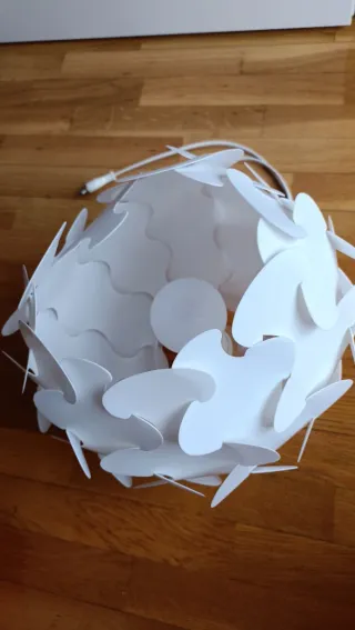 Lámpara de mesa Ikea blanca con bombilla.