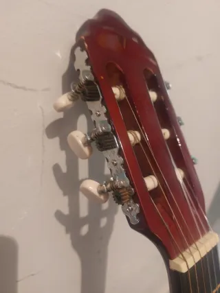 Guitarra española roja con funda