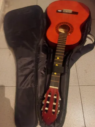 Guitarra española roja con funda