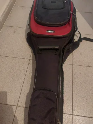 Guitarra española roja con funda