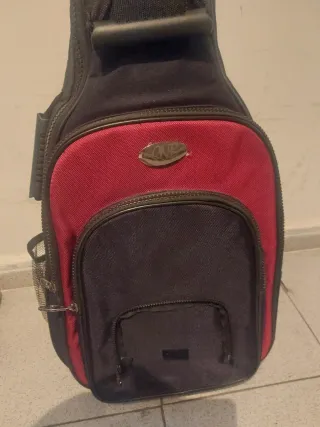 Guitarra española roja con funda