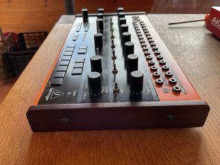 Behringer Crave Sintetizador Analógico