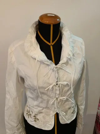 Giacca corta bianca con fiori e lacci