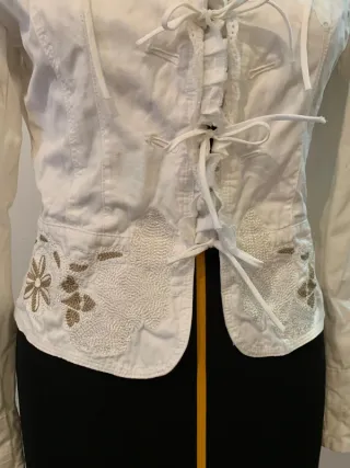 Giacca corta bianca con fiori e lacci