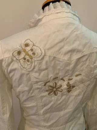 Giacca corta bianca con fiori e lacci