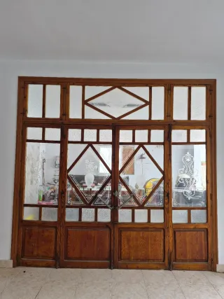 Puerta antigua de madera hecha a mano