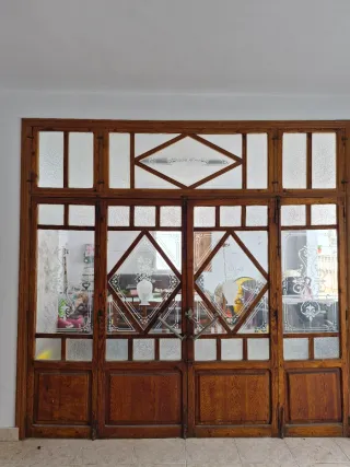 Puerta antigua de madera hecha a mano