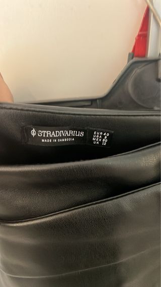 Falda de cuero negra larga con cremallera al lado