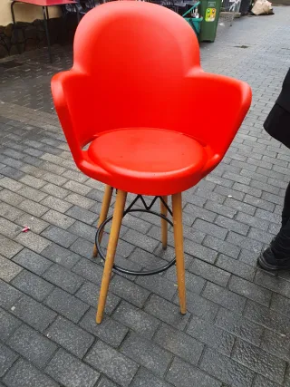 Silla alta roja y madera