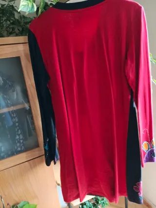 Vestido rojo con bordados florales