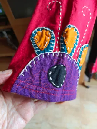 Vestido rojo con bordados florales