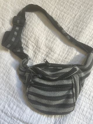 Riñonera gris y negra con 3 bolsillos