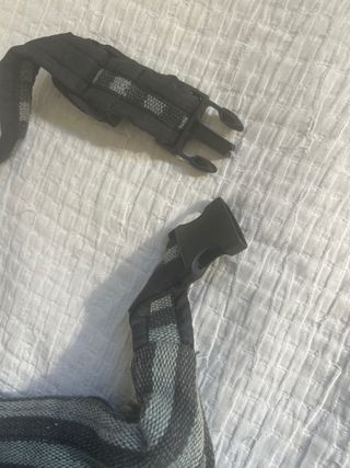 Riñonera gris y negra con 3 bolsillos