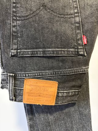 Pantalón Levis pitillo Gris
