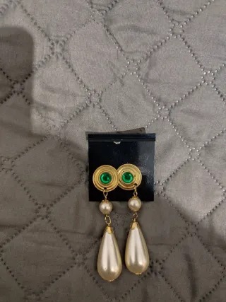 Orecchini pendenti con perle e pietre verdi