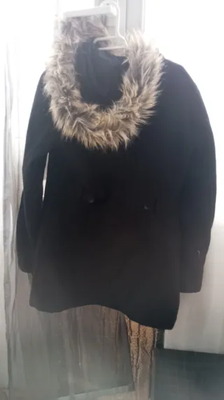 Abrigo negro con capucha y detalles de madera