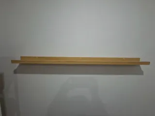 Estantería de madera para cuadros