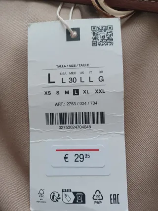 Pantalónes rectos, beige y negro con cinturón.