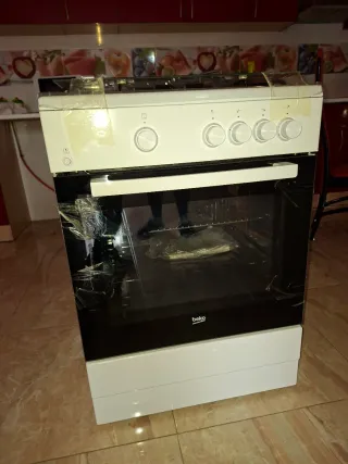 Cocina de gas con horno Beko nueva sin estrenar