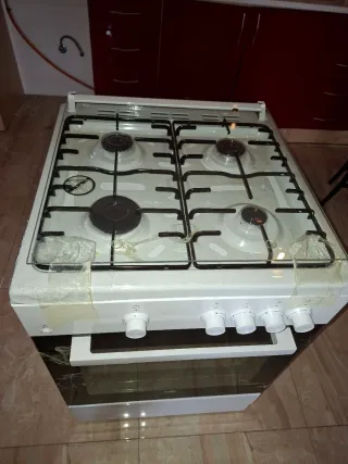 Cocina de gas con horno Beko nueva sin estrenar