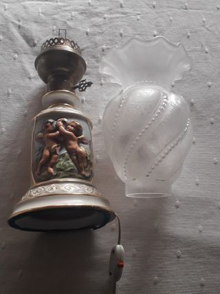 Antigua lámpara de porcelana