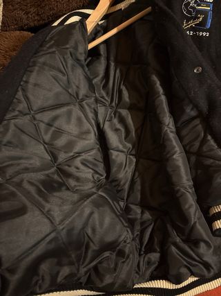 Chaqueta estilo bomber negra y blanca