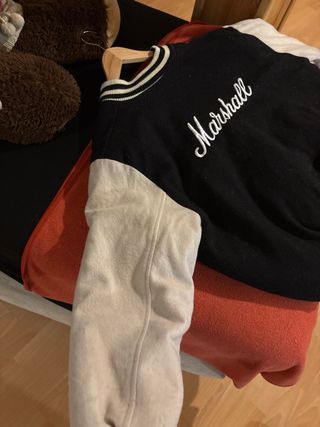 Chaqueta estilo bomber negra y blanca