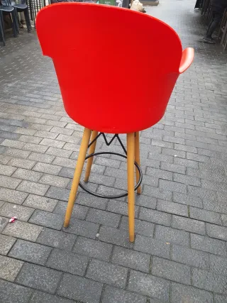 Silla alta roja plástico y madera