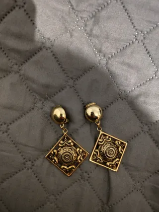 Orecchini pendenti quadrati dorati
