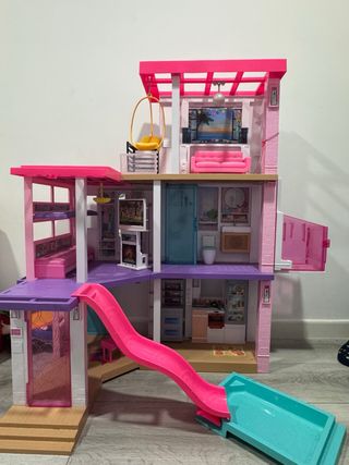 Casa delle Bambole Barbie con scivolo e piscina