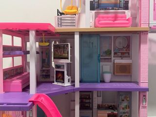 Casa delle Bambole Barbie con scivolo e piscina