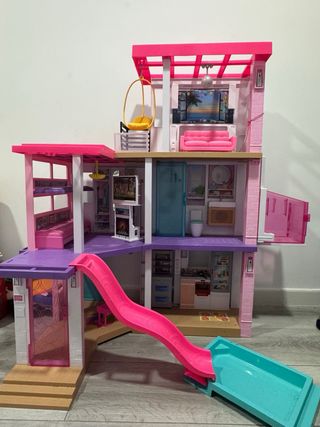 Casa delle Bambole Barbie con scivolo e piscina