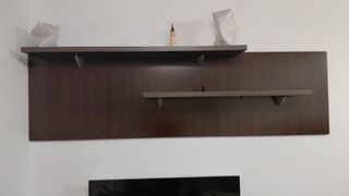 Estantería de salón marrón y plateada