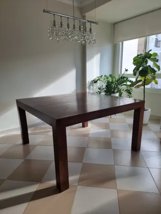 Mesa de comedor cuadrada de madera maciza.
