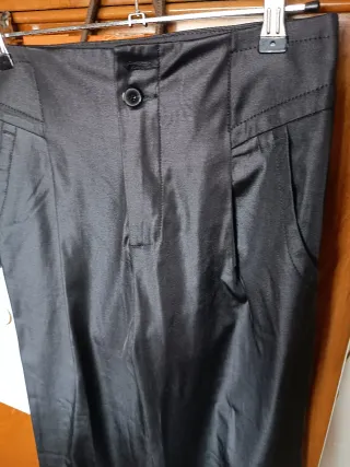 Pantalón negro Zara y Chaqueta de Divided