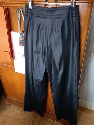 Pantalón negro Zara y Chaqueta de Divided