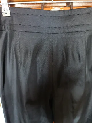 Pantalón negro Zara y Chaqueta de Divided