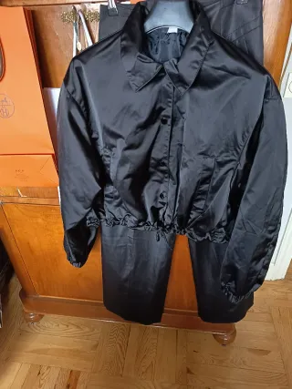 Pantalón negro Zara y Chaqueta de Divided