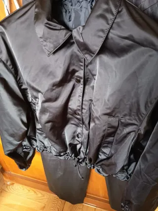 Pantalón negro Zara y Chaqueta de Divided