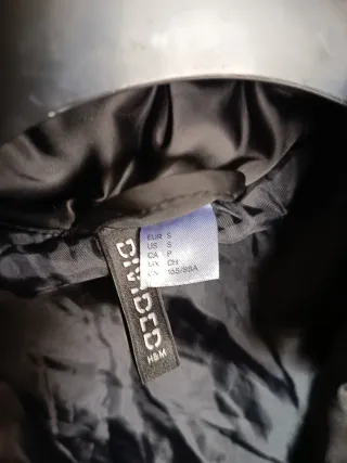 Pantalón negro Zara y Chaqueta de Divided