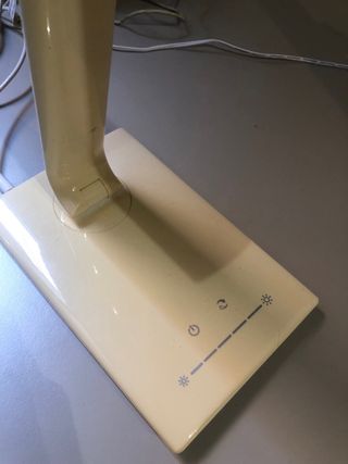 Lámpara de escritorio LED beige