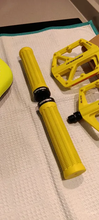 PACK DE CICLISMO SILLÍN, PUÑOS Y PEDALES AMARILLOS