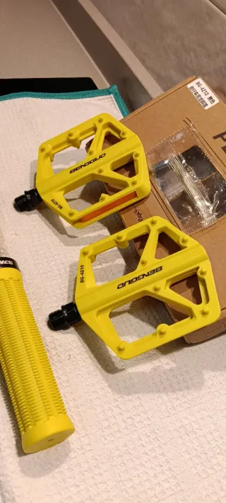 PACK DE CICLISMO SILLÍN, PUÑOS Y PEDALES AMARILLOS