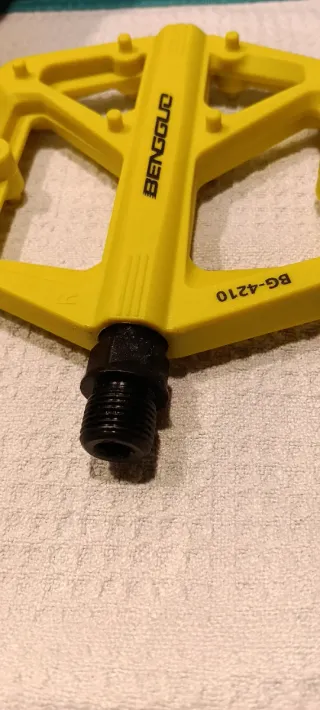 PACK DE CICLISMO SILLÍN, PUÑOS Y PEDALES AMARILLOS